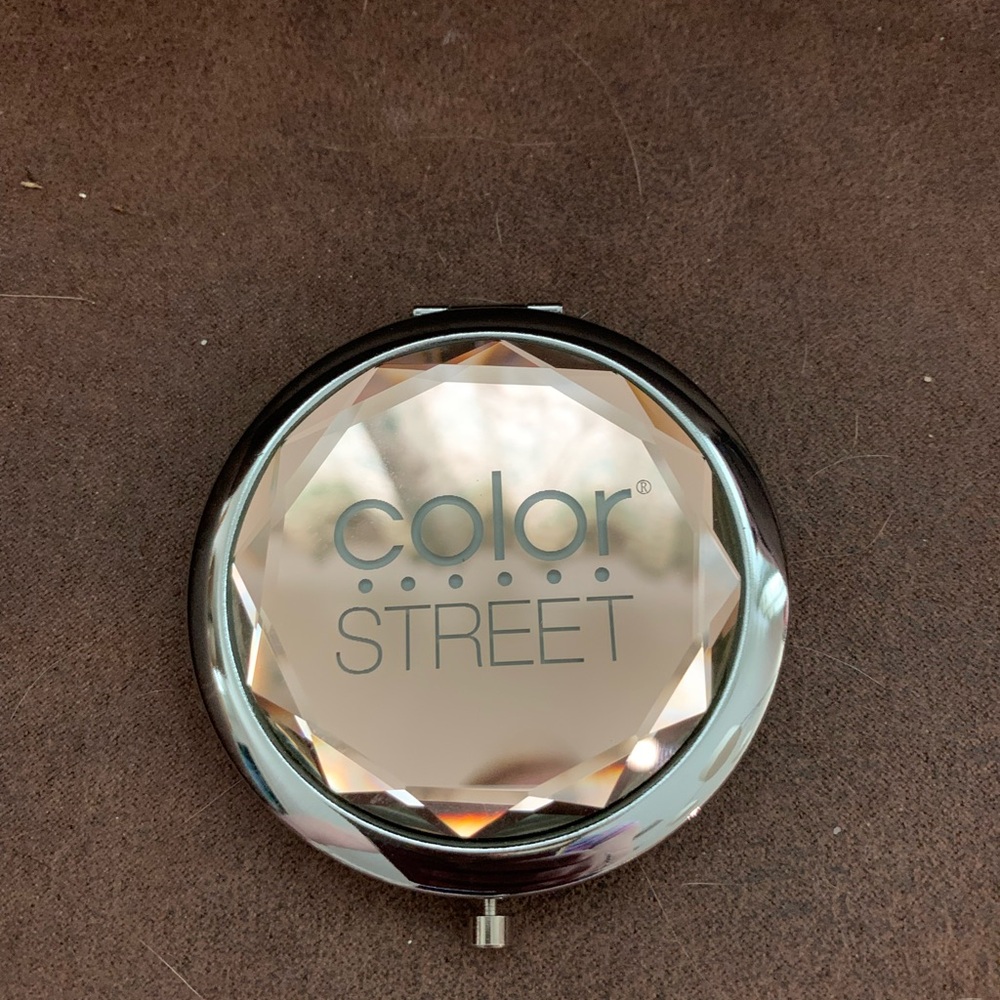 NWOT Color Street Silver and Gold Faceted Compact